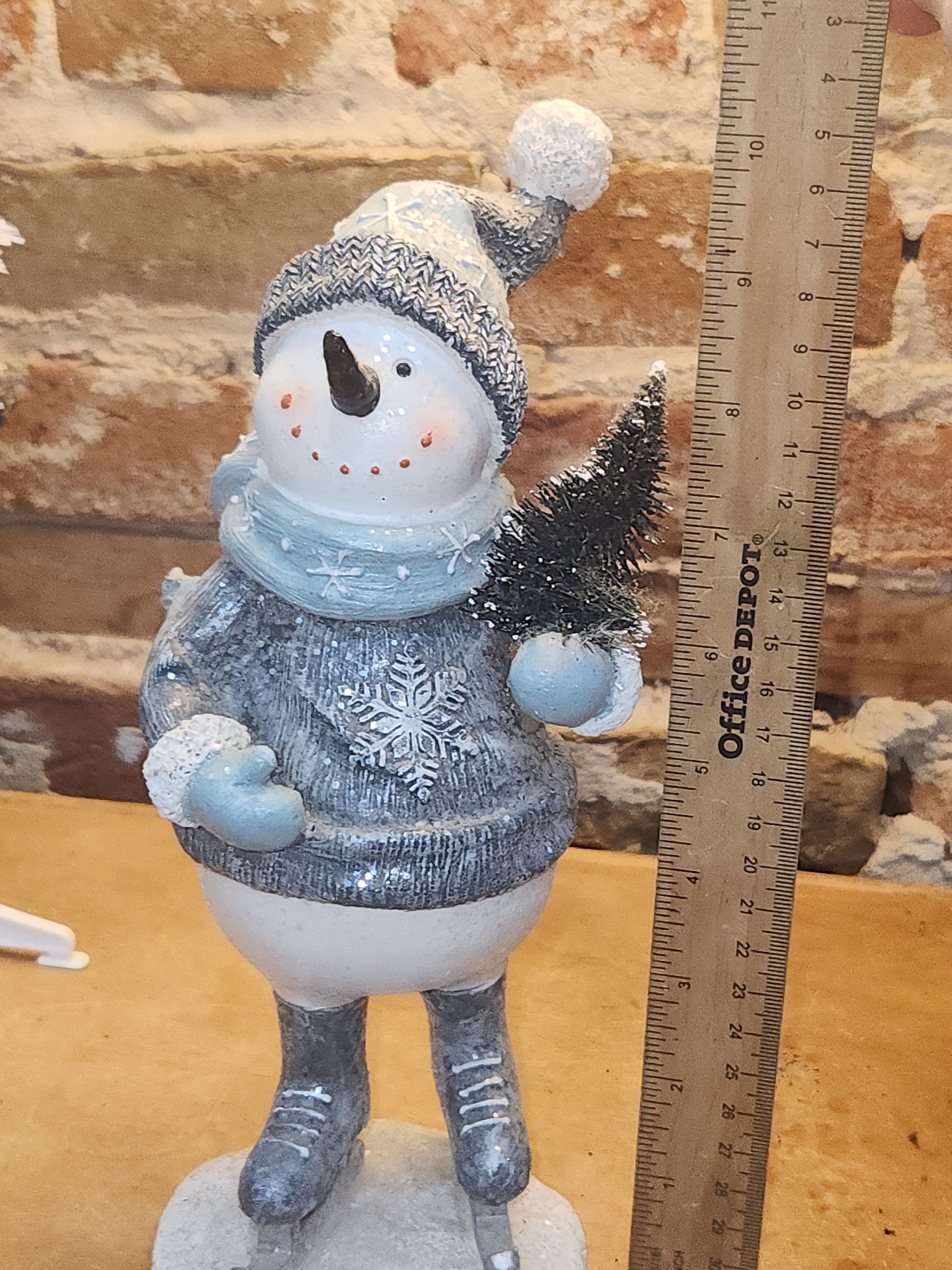 Resin Skating Snowman Blue White with Tree sm07