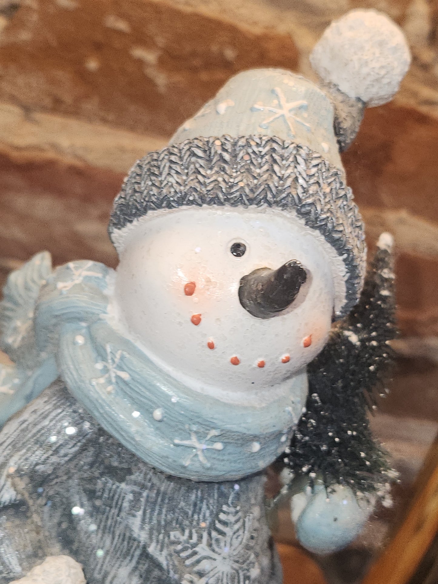 Resin Skating Snowman Blue White with Tree sm07