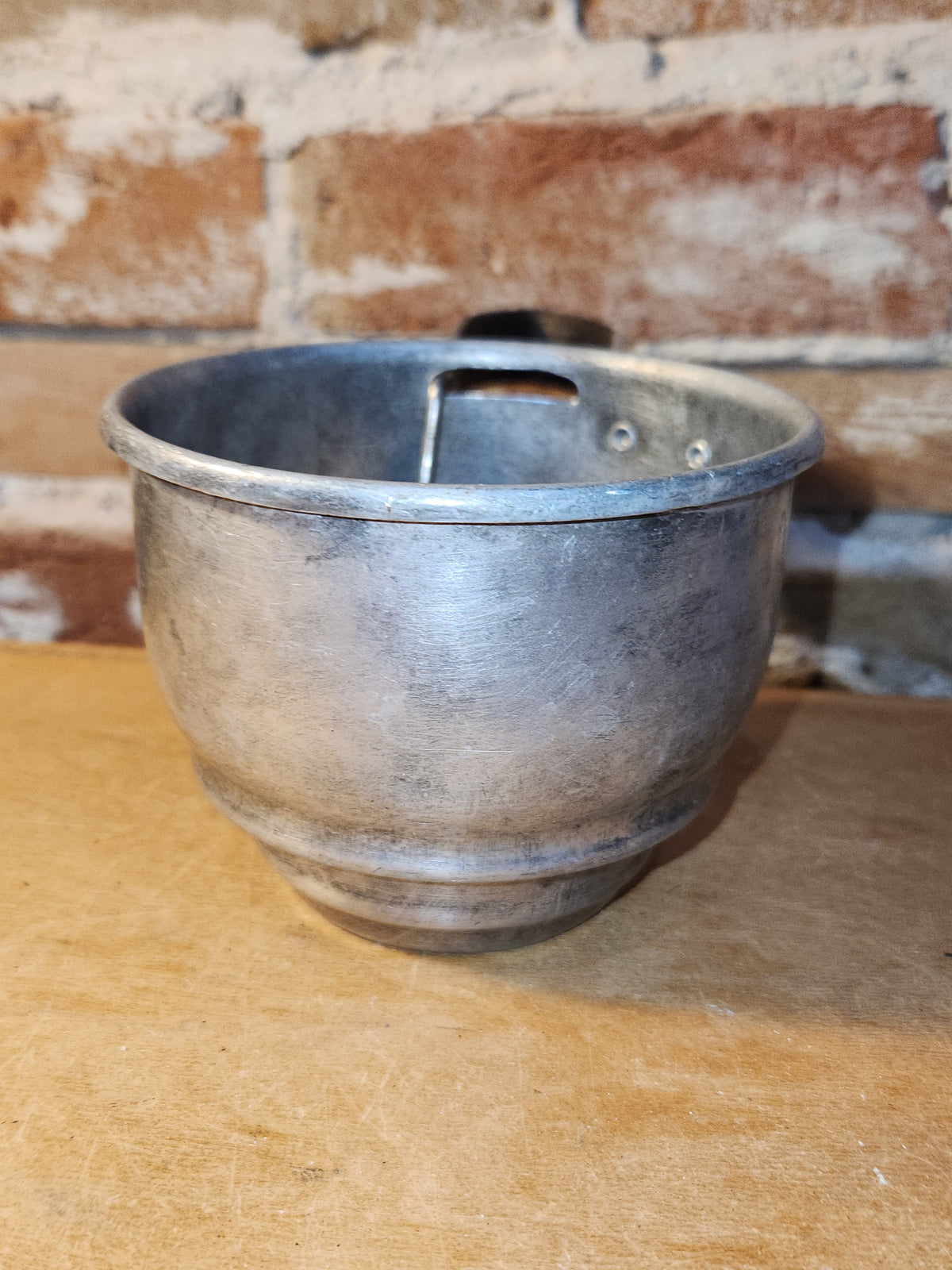 111 Vintage Foley Small Aluminum Flour Sifter squeeze handle 1 to 2 cup Pat. NO 2322676 fs7