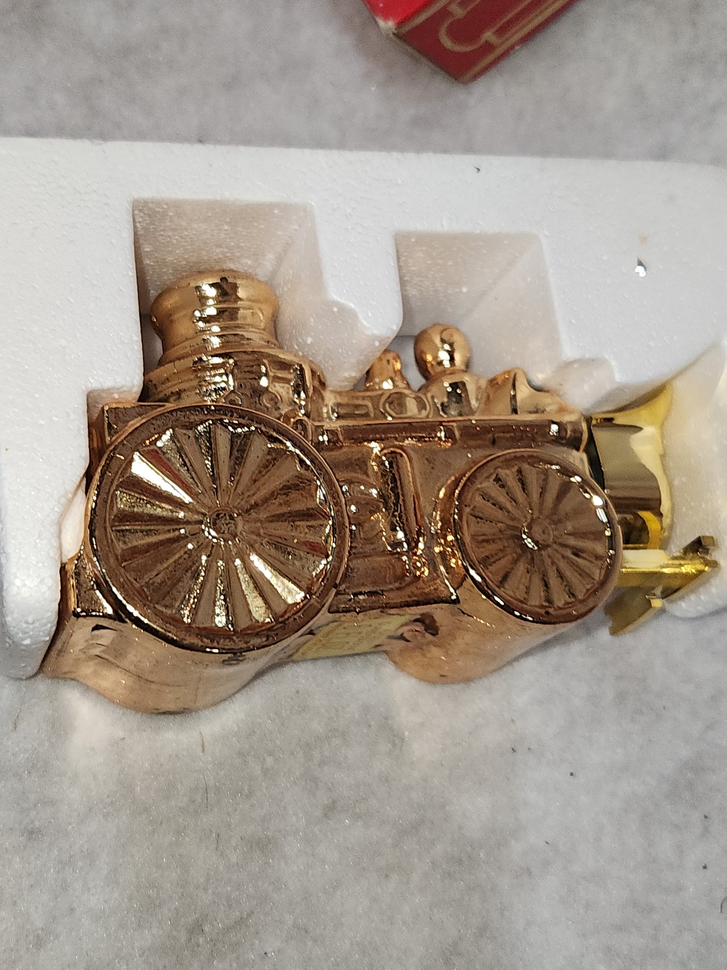 Avon Decanter First Volunteer gold fire truck Oland Cologne CLEARANCE av561