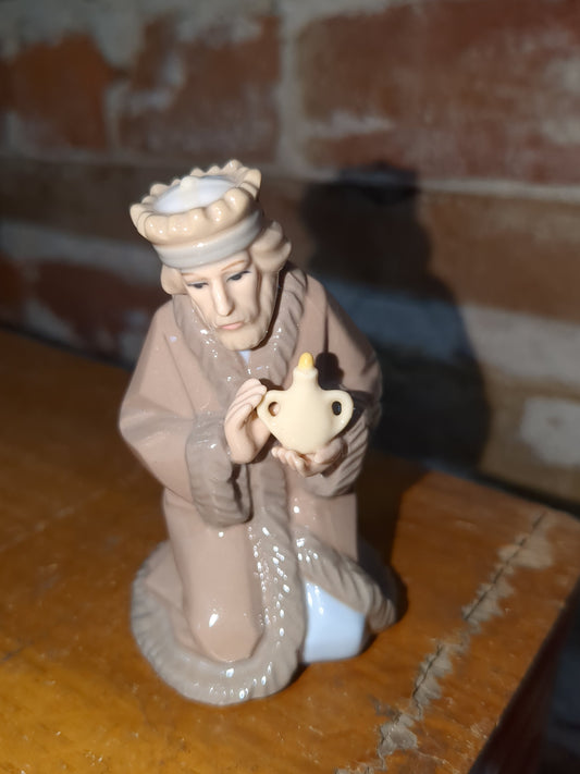 Vintage replacement piece for Hallmark ceramic 11 piece nativity set. WISEMAN #3 ONLY