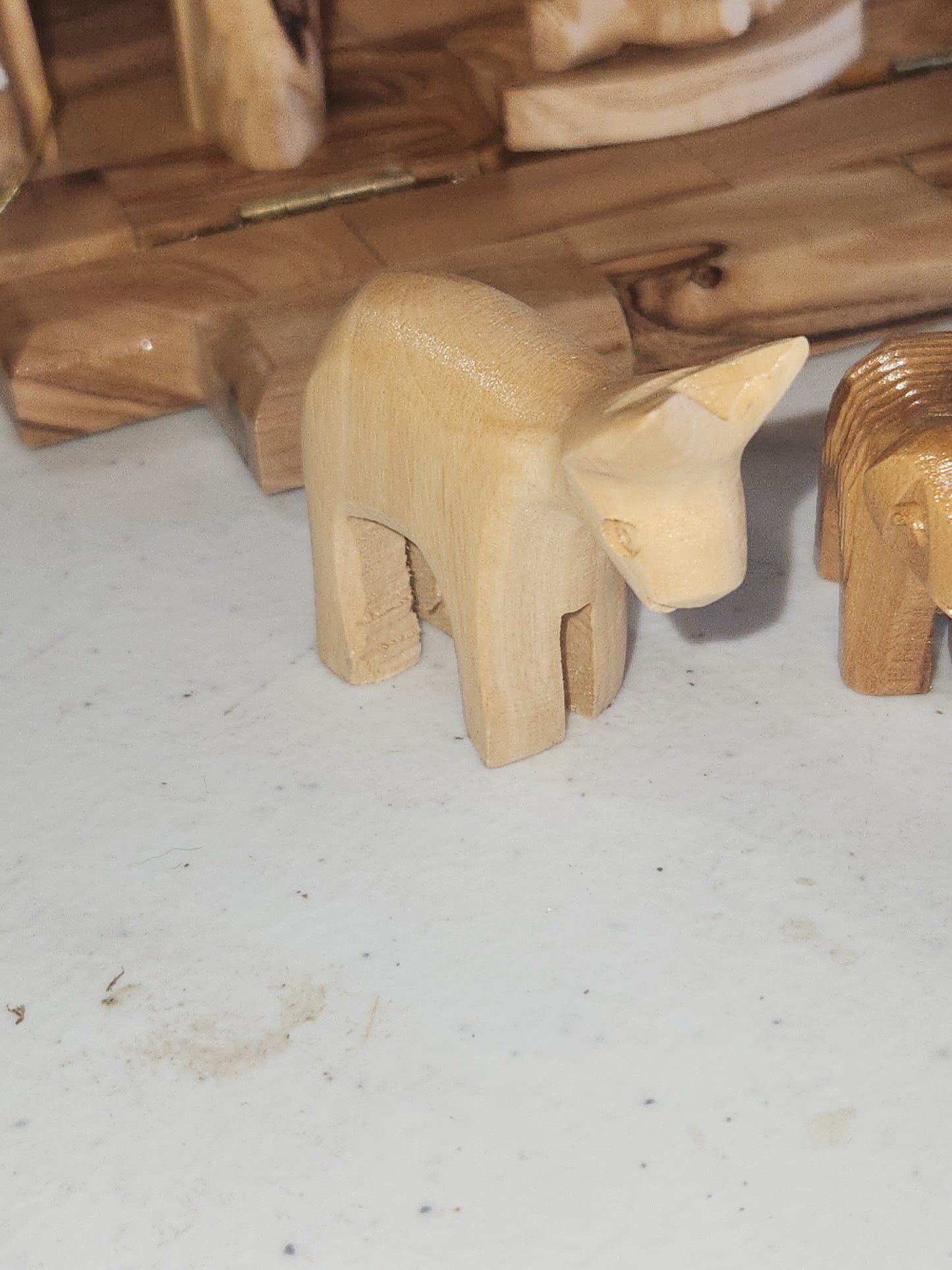 Mini Stable with hard cut nativity figures nat89