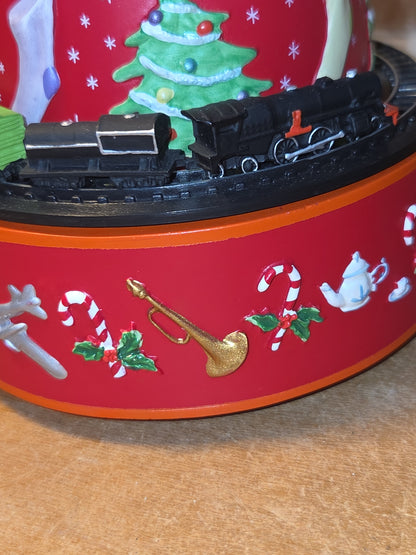 Hallmark Coca-Cola Coke Santa Christmas Musical Snow Globe Vintage Moving Train 2001 cc240