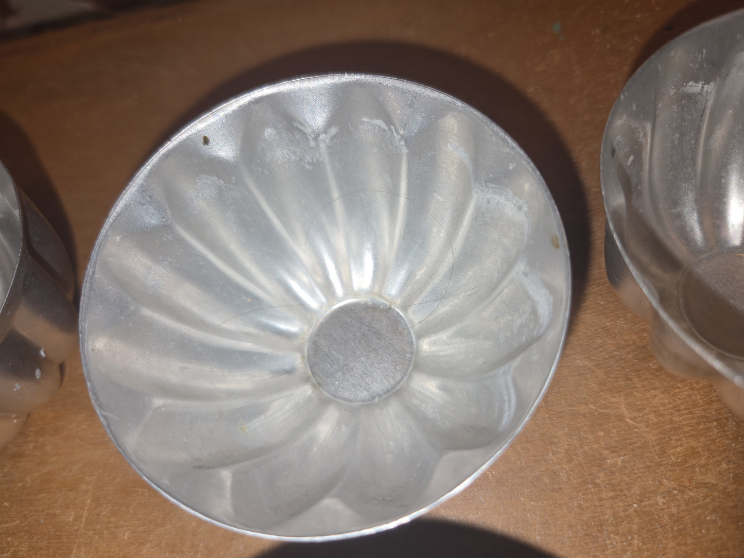 Vintage Set of 10 Small Aluminum Scalloped Fluted Tins Molds Cups Bundt Pans AS IS al23