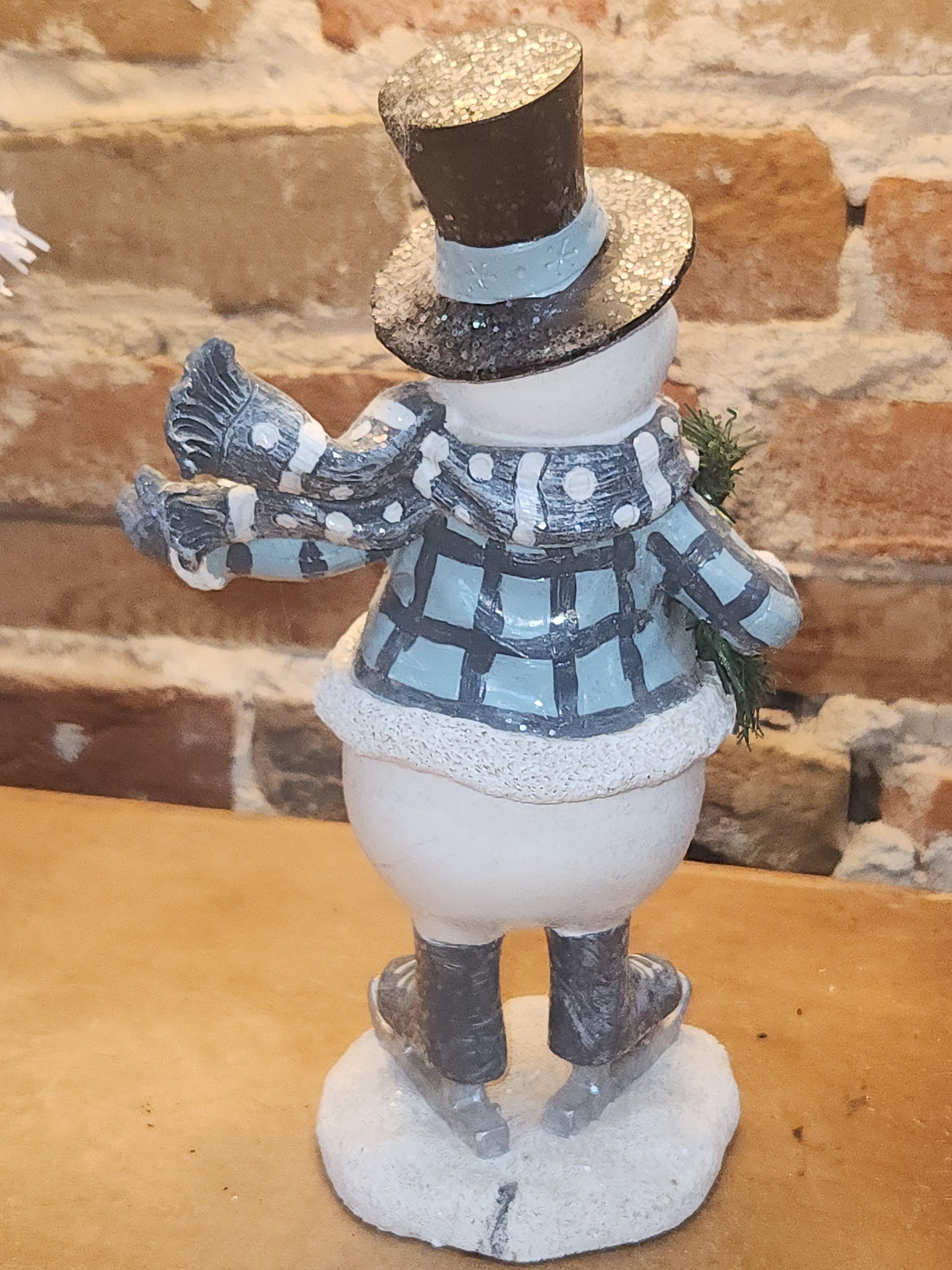 Resin Skating Snowman Blue White with Tree sm08