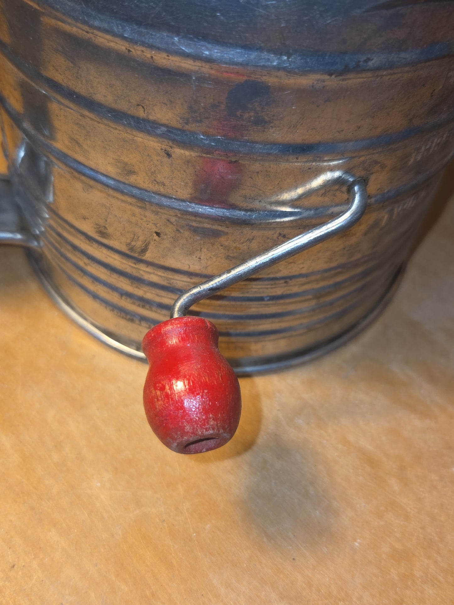 Bromwell's Vintage 5-Cup Measuring Flour Sifter with Red Turn Crank and Handle fs88