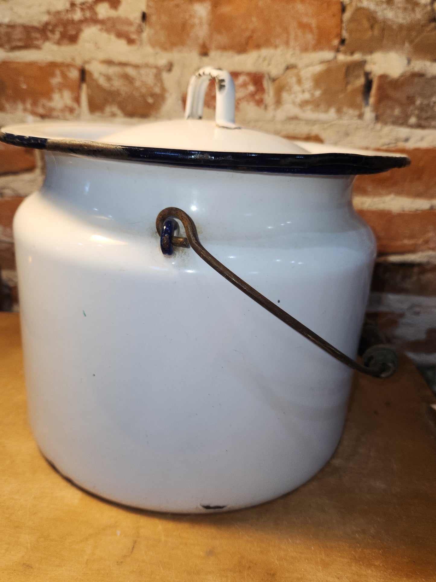 Vintage Enamelware Pot with Lid and Carry Handle Chamber Pot ew112