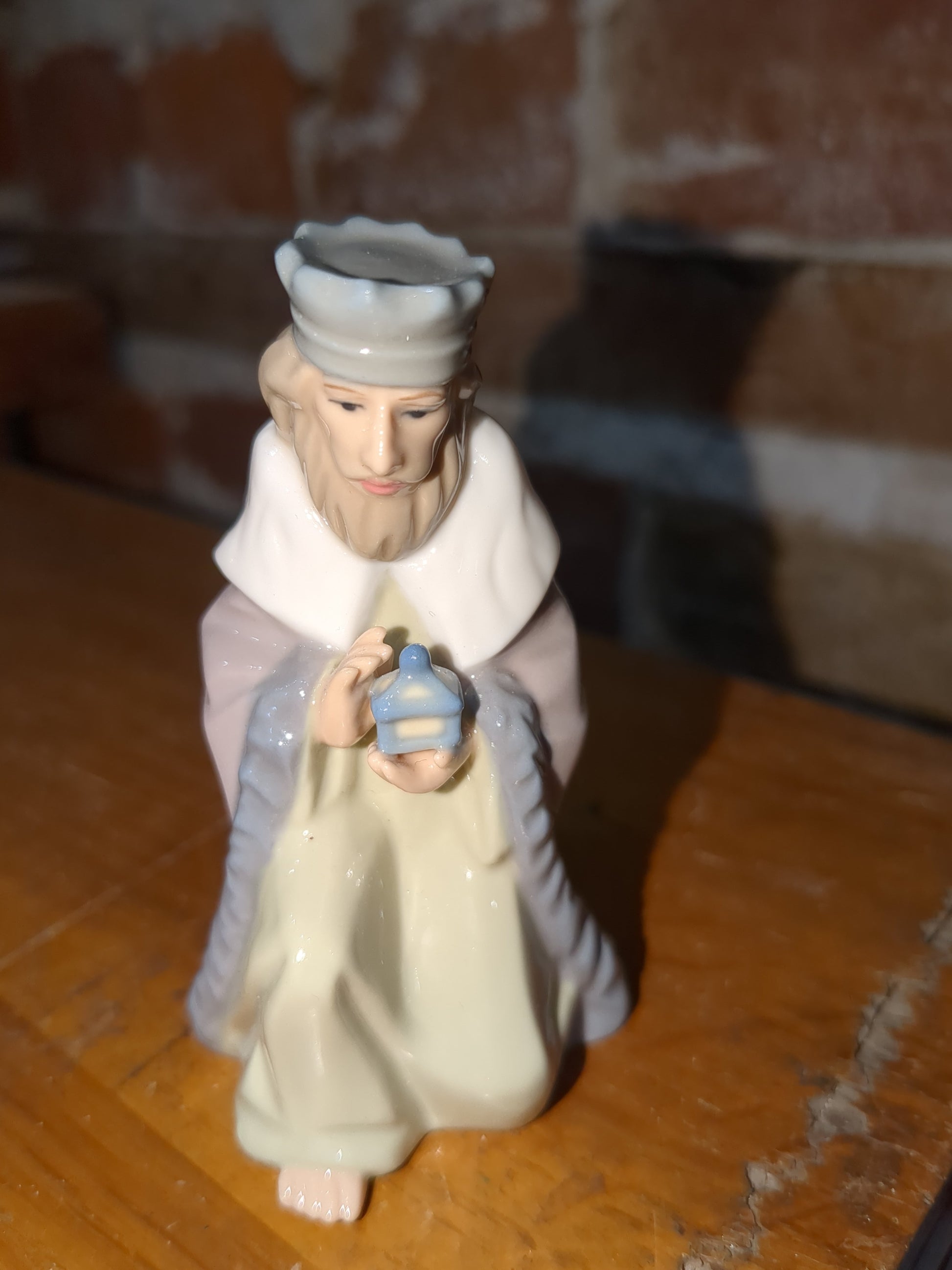 Vintage replacement piece for Hallmark ceramic 11 piece nativity set. WISEMAN #2 ONLY
