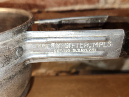 111 Vintage Foley Small Aluminum Flour Sifter squeeze handle 1 to 2 cup Pat. NO 2322676 fs7