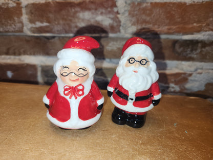 Salt and Pepper Shakers Santa and Mrs Claus sp14