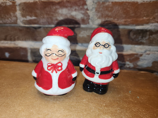 Salt and Pepper Shakers Santa and Mrs Claus sp14