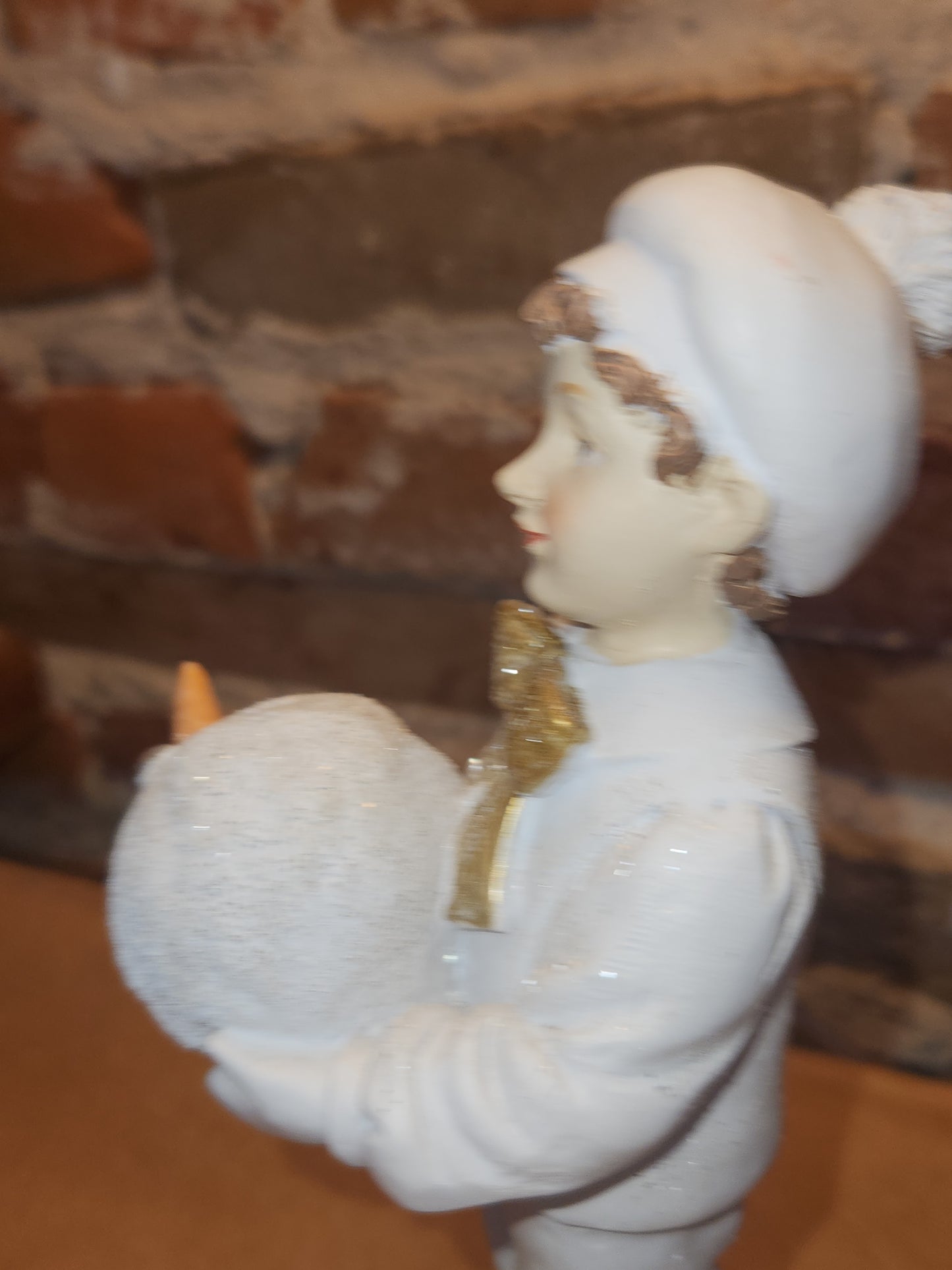 Kid Building Snowman Figurine Resin White Gold sm11