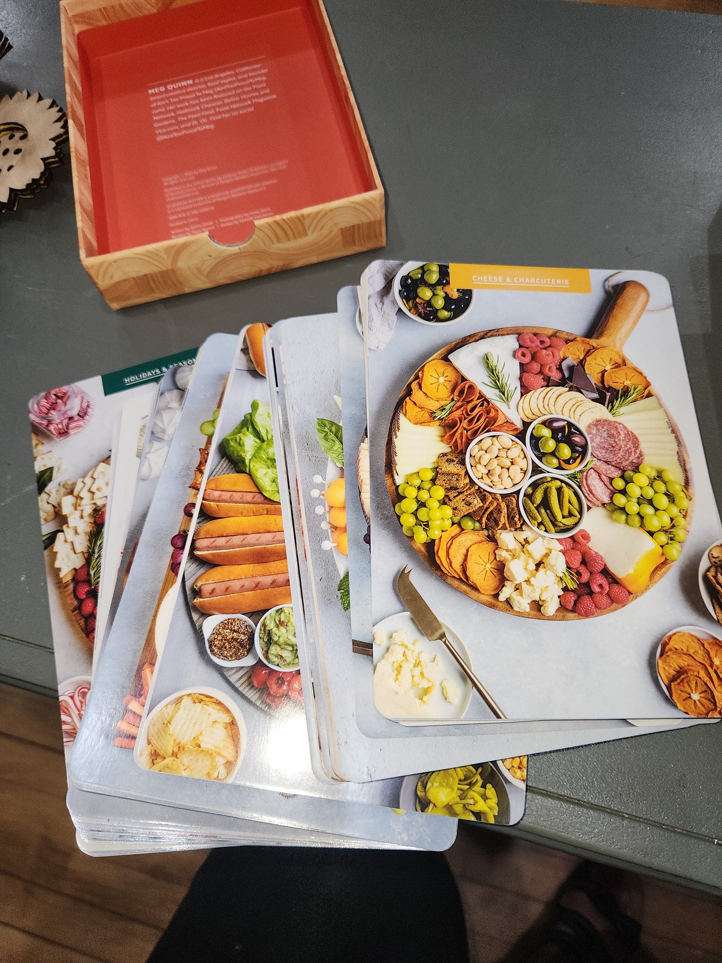 The Cheese Board Deck: 50 Cards For Styling Spreads, Savory & Sweet Meg Quinn bk02