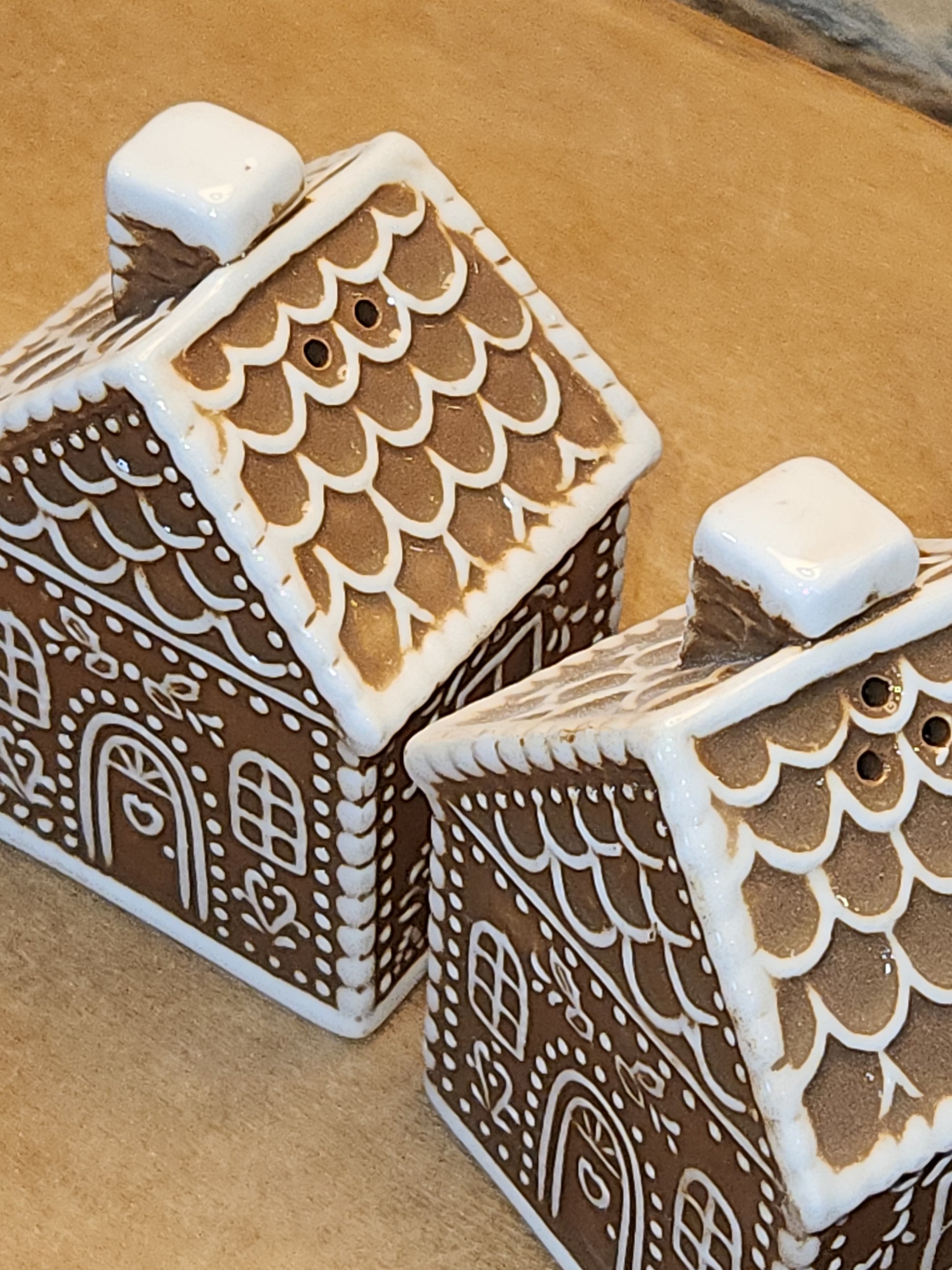 Salt and Pepper Shakers Gungerbread Houses sp11