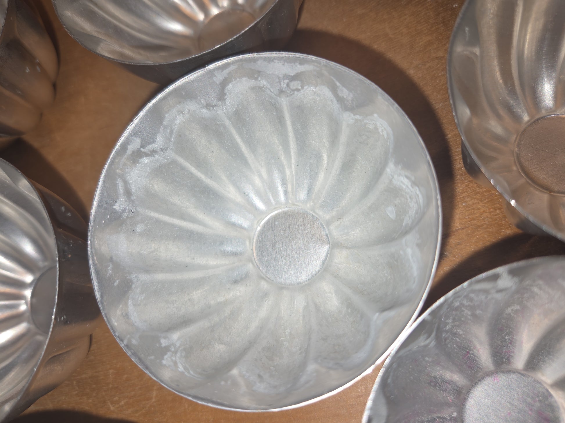 Vintage Set of 10 Small Aluminum Scalloped Fluted Tins Molds Cups Bundt Pans AS IS al23