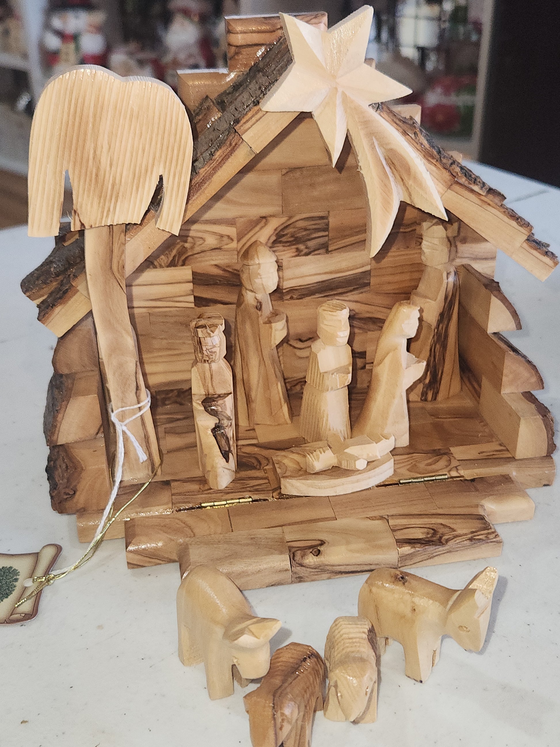 Mini Stable with hard cut nativity figures nat89
