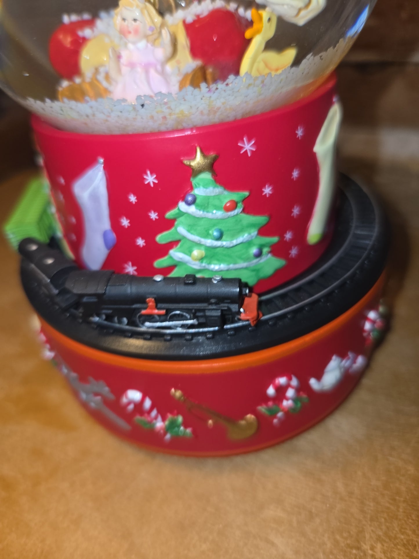 Hallmark Coca-Cola Coke Santa Christmas Musical Snow Globe Vintage Moving Train 2001 cc240