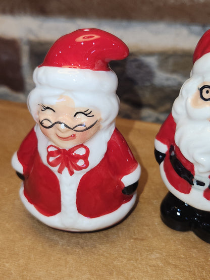 Salt and Pepper Shakers Santa and Mrs Claus sp14