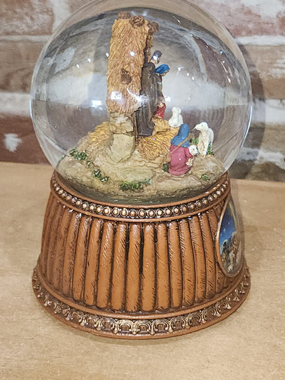 Christmas Nativity Musical Snow Globe Glitterdome Wind up to Play O'Holy Night 100mm nsg1