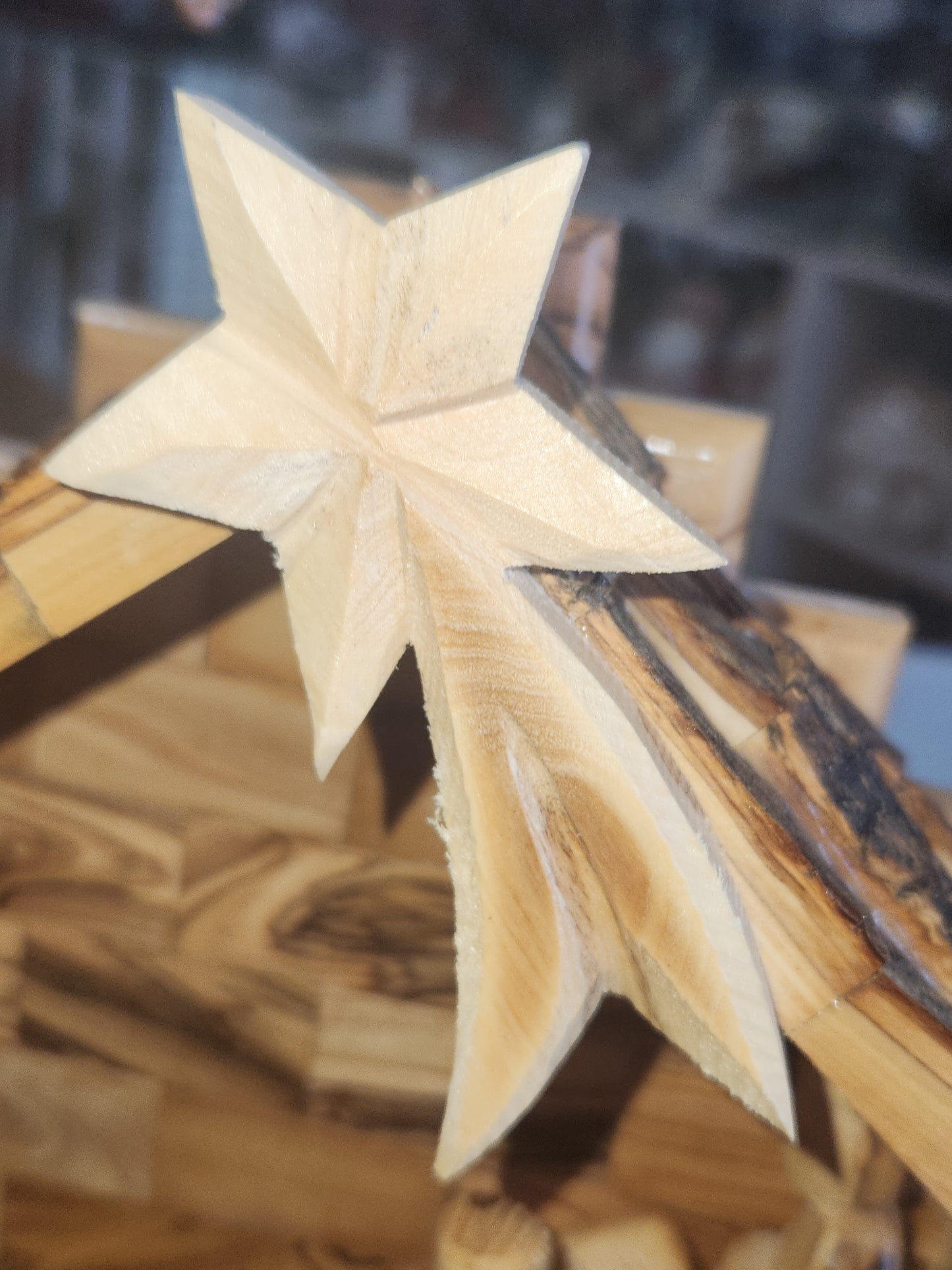 Mini Stable with hard cut nativity figures nat89
