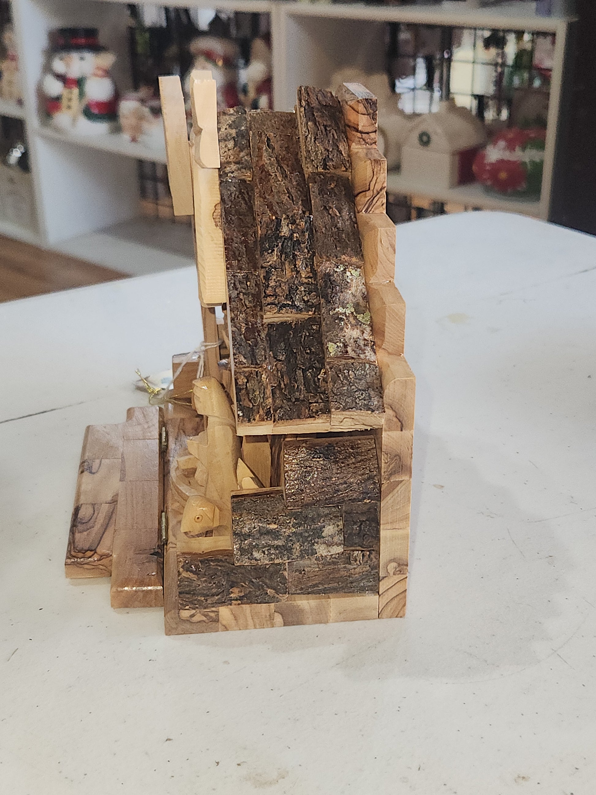 Mini Stable with hard cut nativity figures nat89