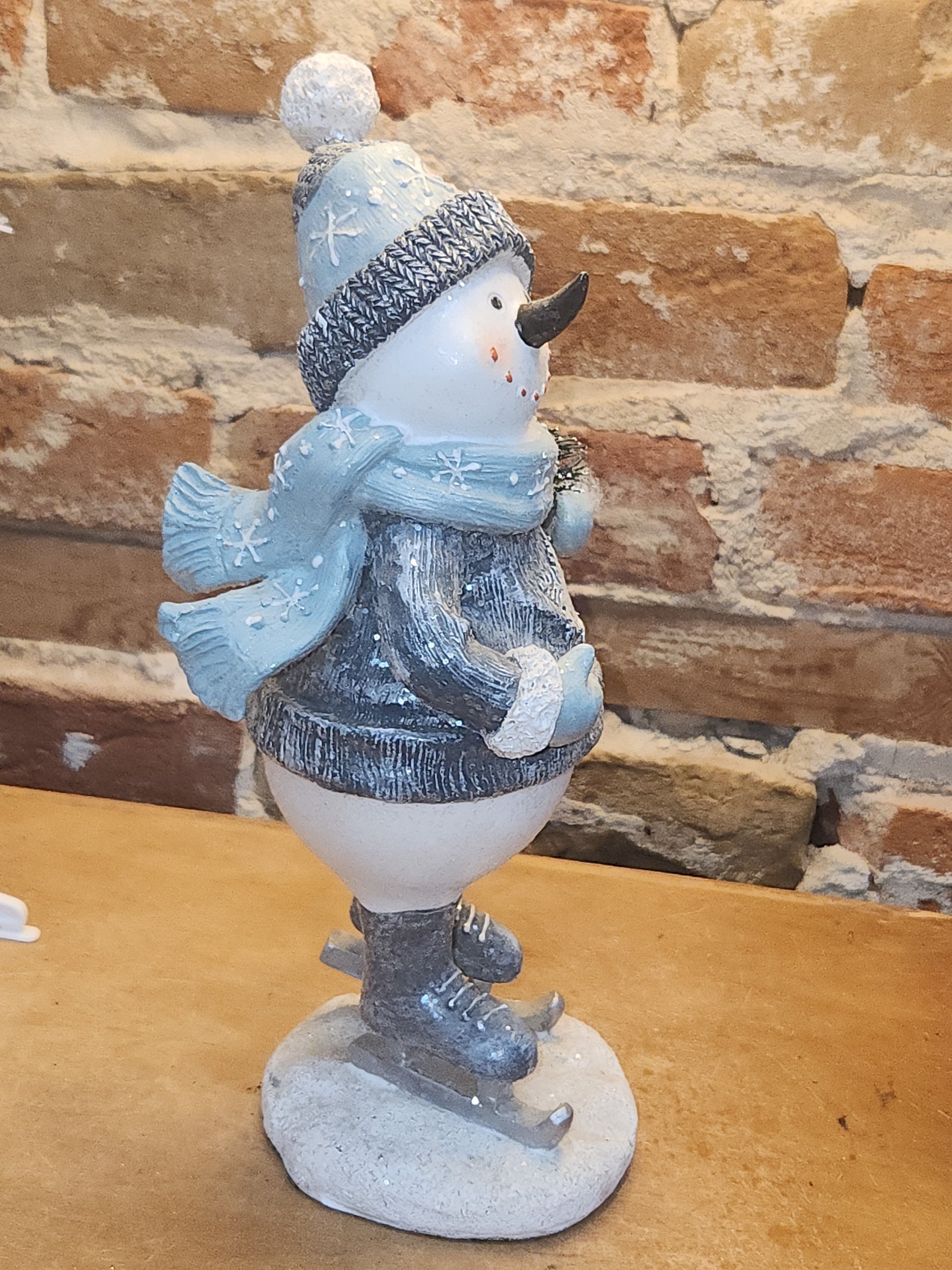 Resin Skating Snowman Blue White with Tree sm07