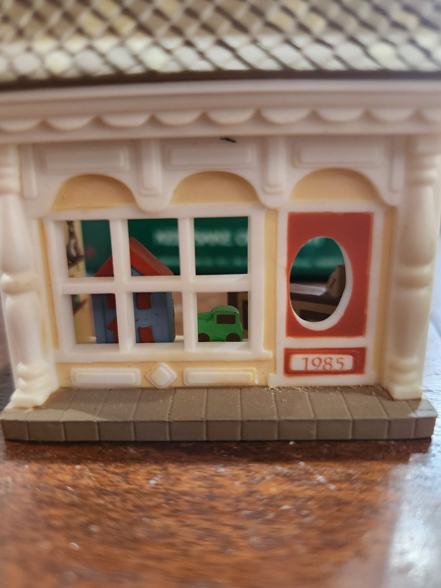 HH1985 toy shop Ornament Hallmark Nostalgic Houses NO BOX