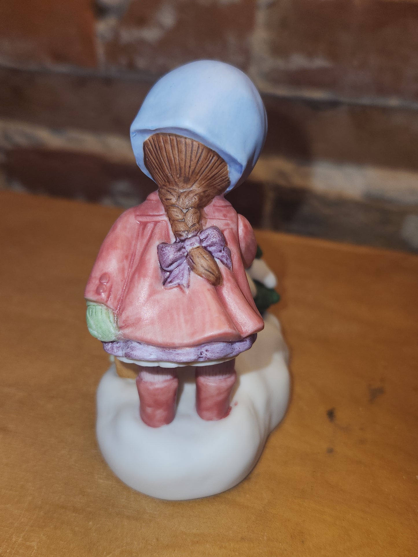 Vintage Avon We Wish You A Merry Christmas Musical Porcelain Figurine 1986 av70