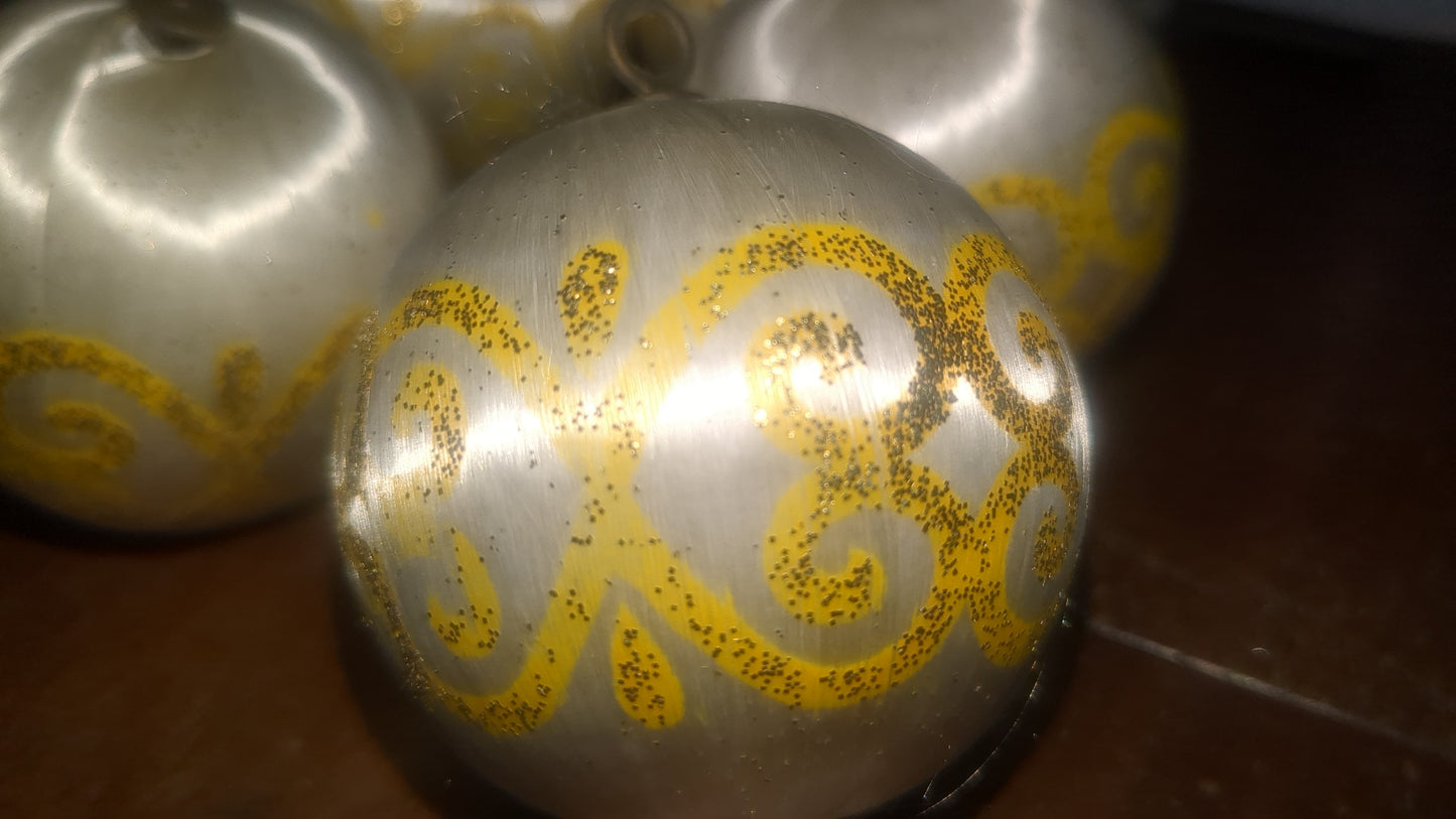 082 Vintage satin ornaments