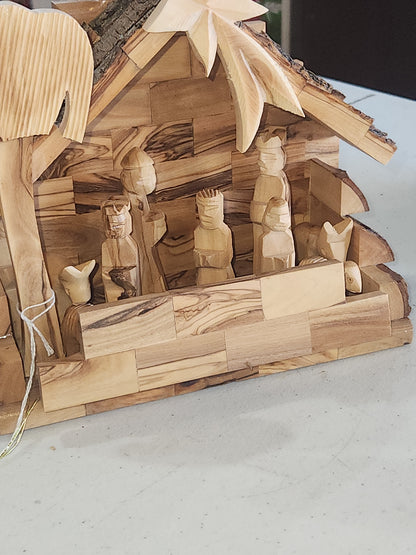 Mini Stable with hard cut nativity figures nat89