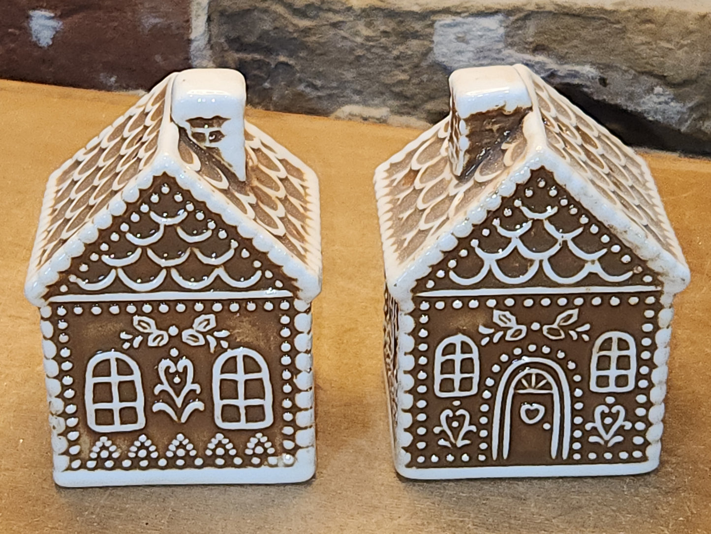 Salt and Pepper Shakers Gungerbread Houses sp11