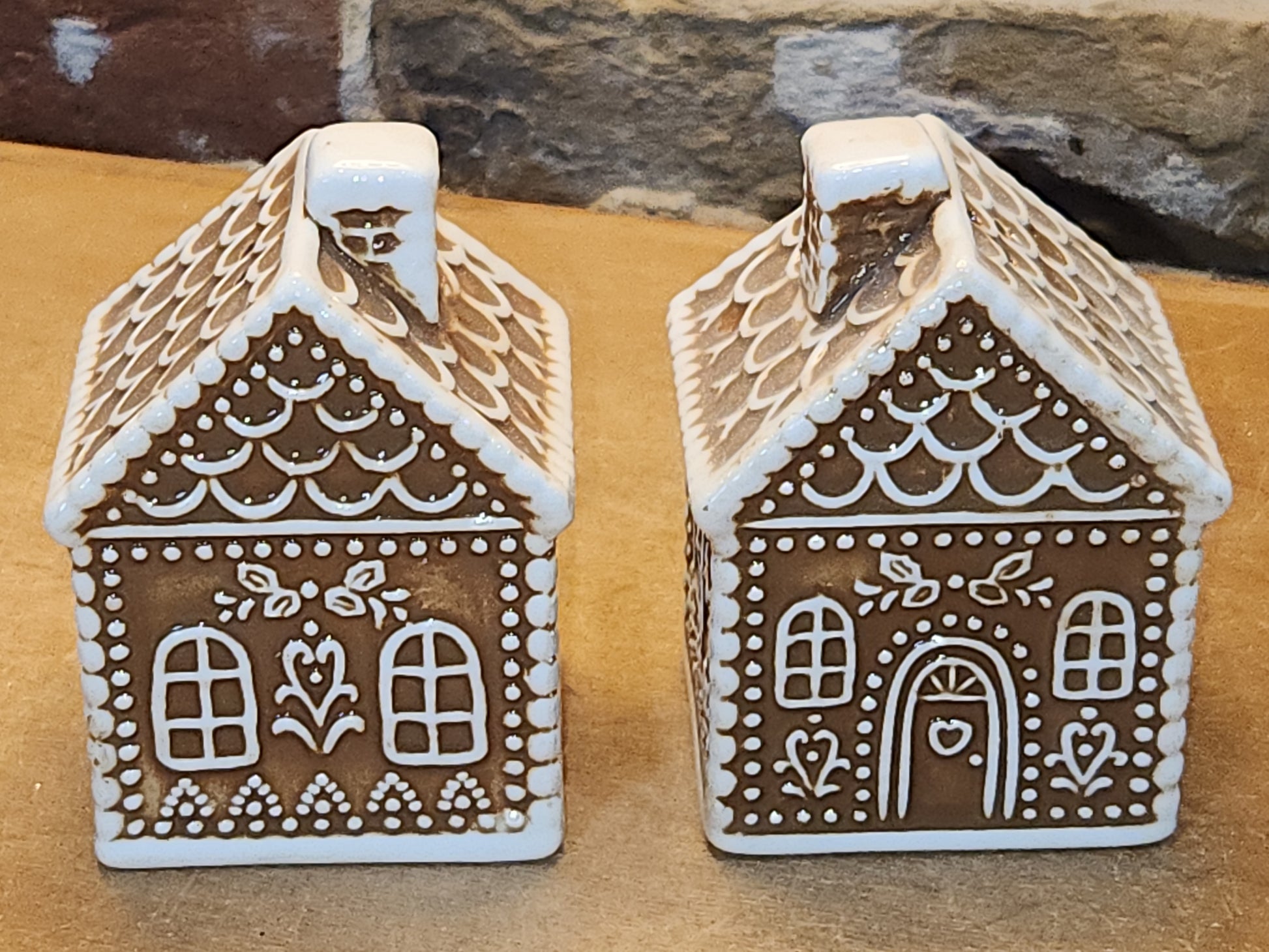 Salt and Pepper Shakers Gungerbread Houses sp11