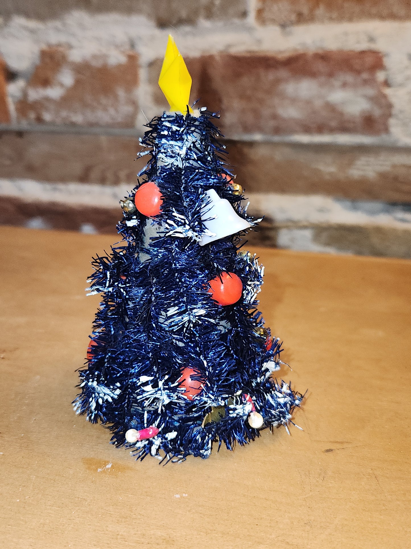 Vintage Bottle Brush Tree from 1950's Made in Japan Winking Merry Lite. Bulbs Glow UV light AS IS no lights no base bbt4