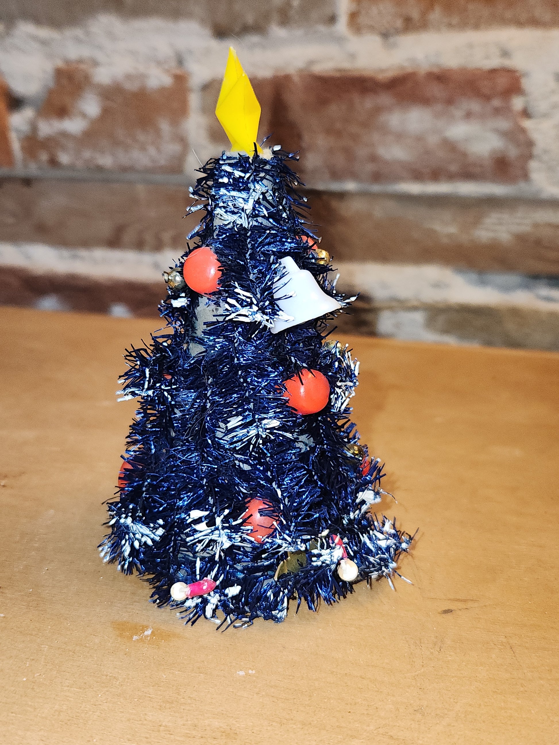 Vintage Bottle Brush Tree from 1950's Made in Japan Winking Merry Lite. Bulbs Glow UV light AS IS no lights no base bbt4