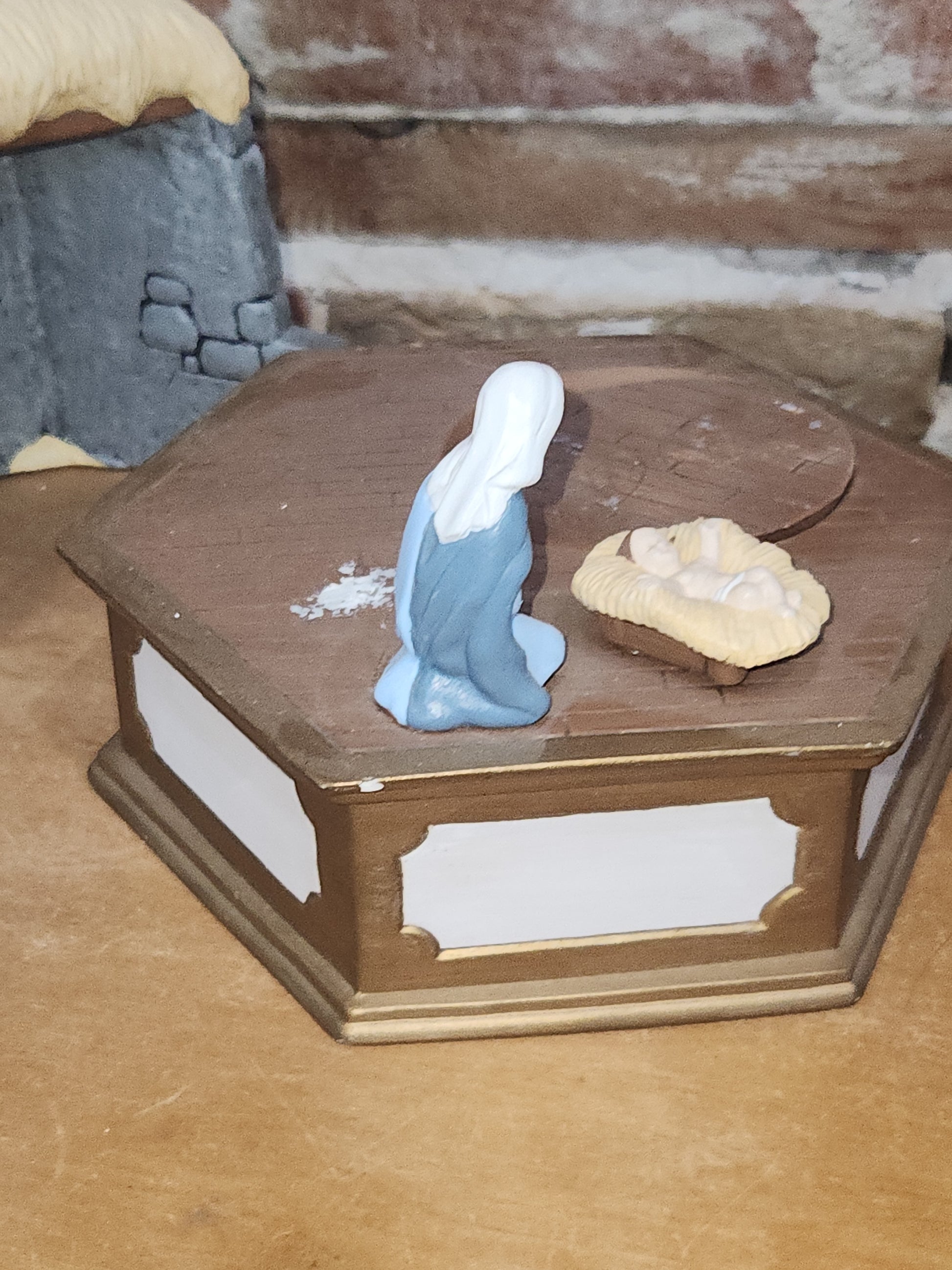 Vintage Ceramic Nativity Made From Scioto Mold AS IS Music Box Does Not Work