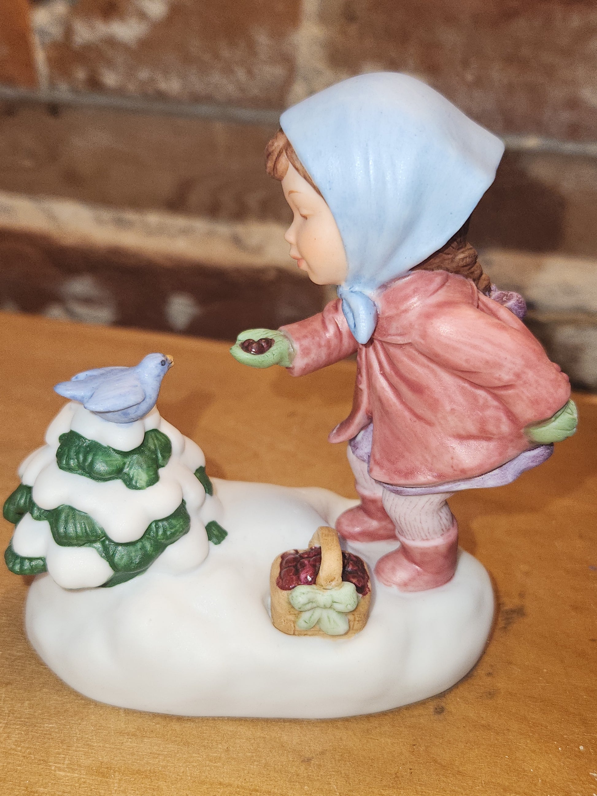 Vintage Avon We Wish You A Merry Christmas Musical Porcelain Figurine 1986 av70