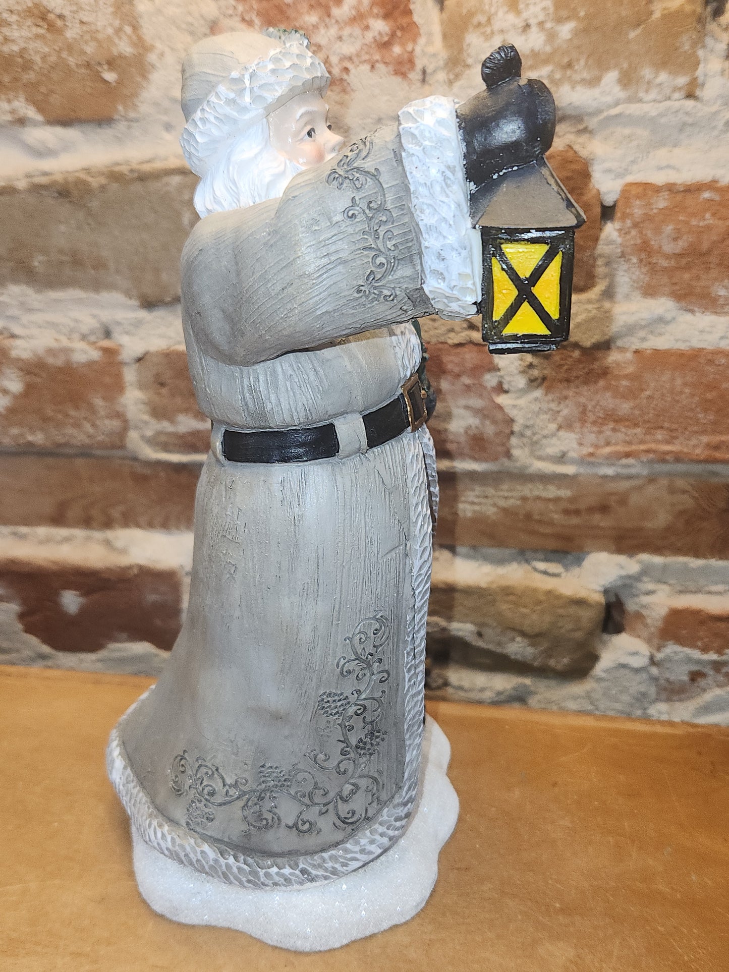 Santa Figurine Grey Coat and Stocking Hat Lantern Wreath sf11
