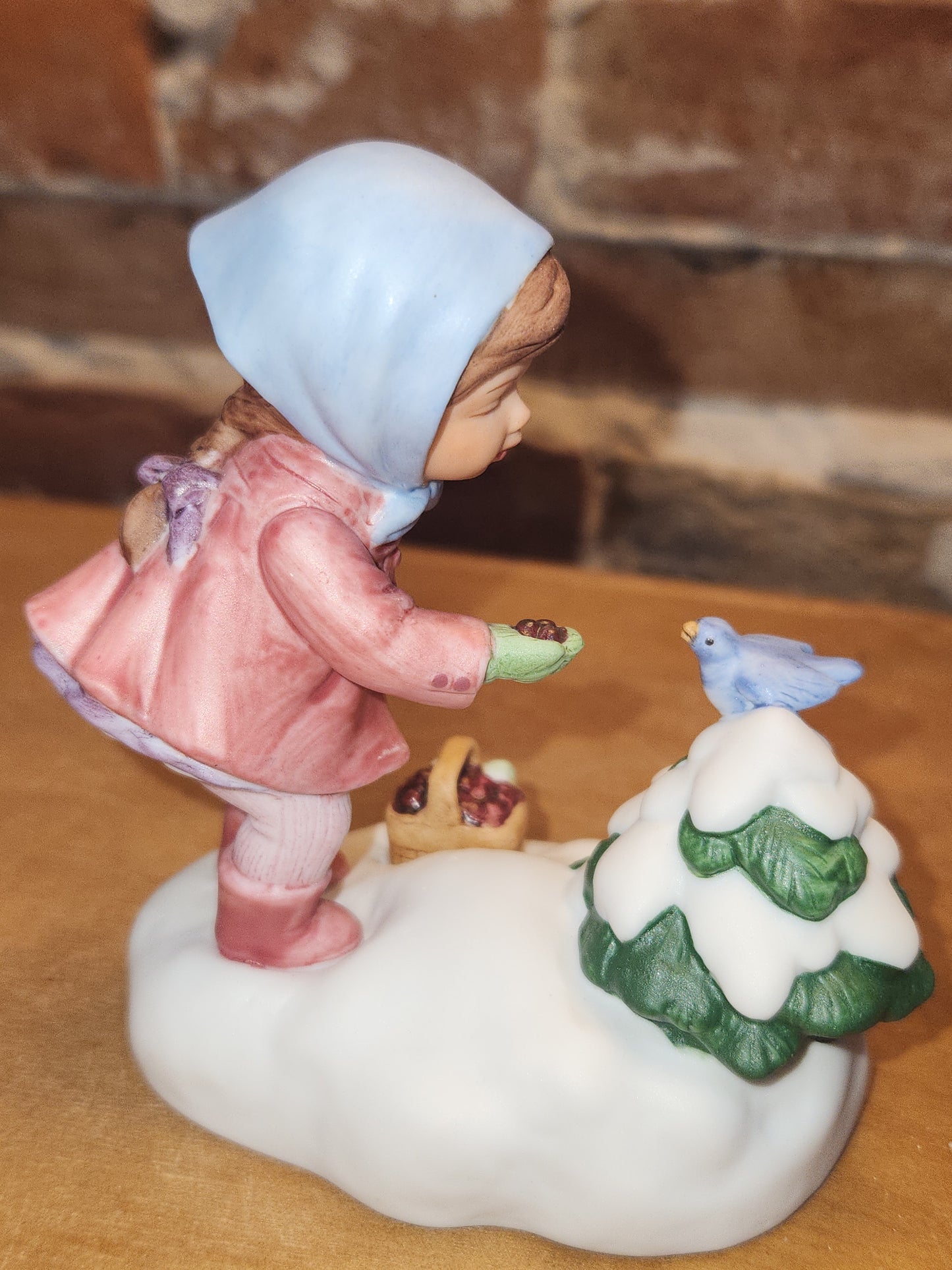 Vintage Avon We Wish You A Merry Christmas Musical Porcelain Figurine 1986 av70