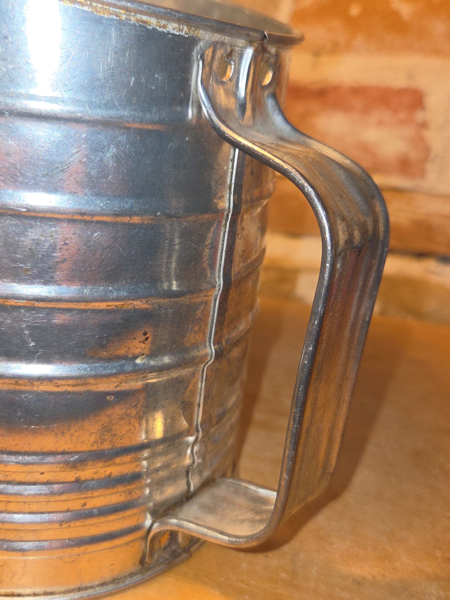 Bromwell's Vintage 5-Cup Measuring Flour Sifter with Red Turn Crank and Handle fs88