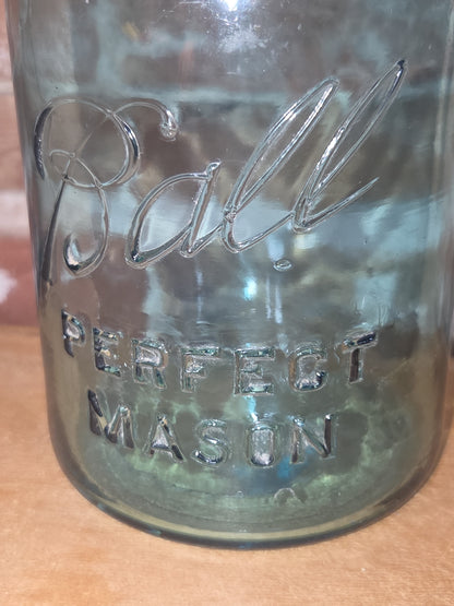 00235 Vintage Quart Jar Ball Perfect Mason Cornflowet Blue Glass Ball Zinc Lid jar099