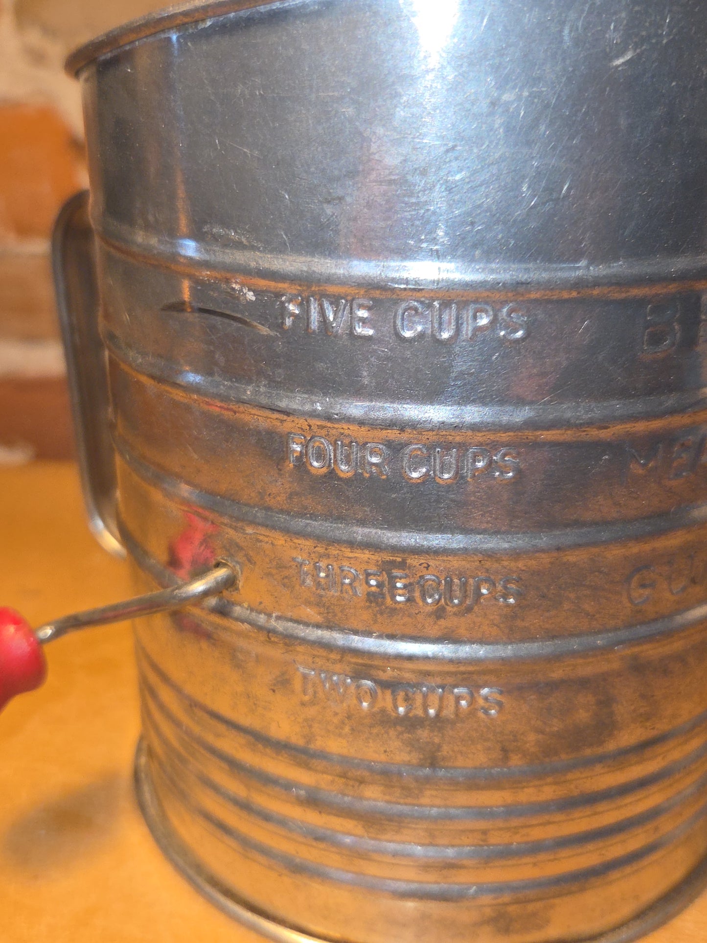 Bromwell's Vintage 5-Cup Measuring Flour Sifter with Red Turn Crank and Handle fs88