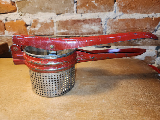 Vintage Handy Things Potato Ricer Michigan Red Handle kit912