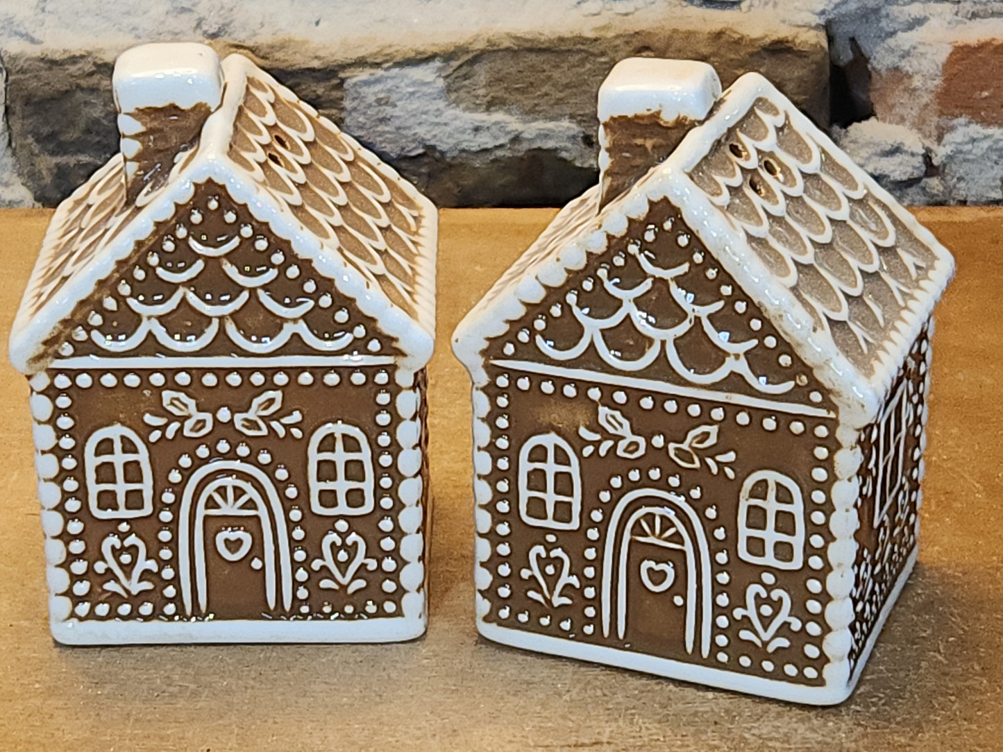 Salt and Pepper Shakers Gungerbread Houses sp11