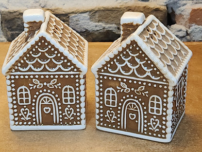 Salt and Pepper Shakers Gungerbread Houses sp11