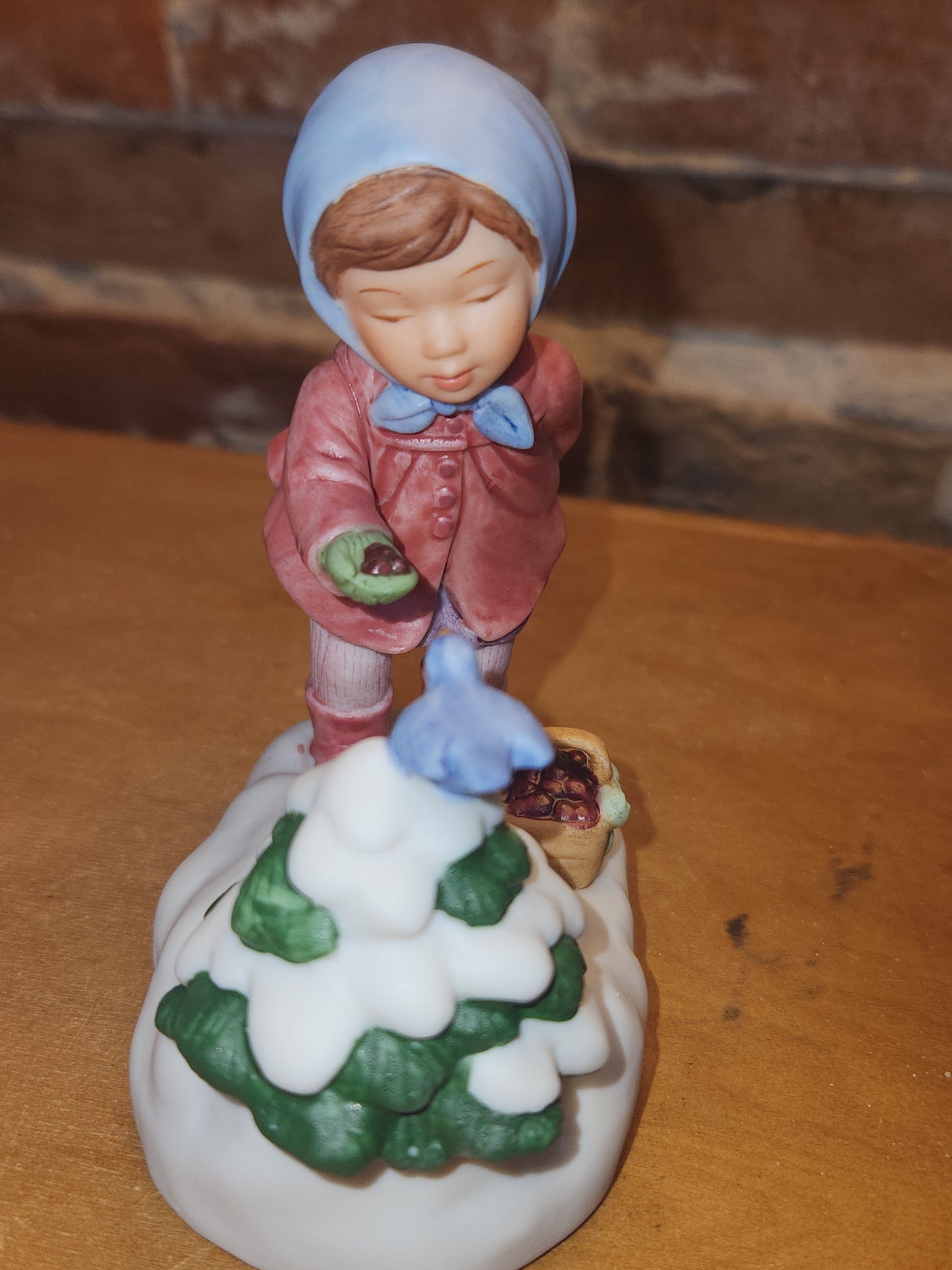 Vintage Avon We Wish You A Merry Christmas Musical Porcelain Figurine 1986 av70