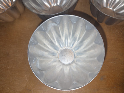 Vintage Set of 10 Small Aluminum Scalloped Fluted Tins Molds Cups Bundt Pans AS IS al23