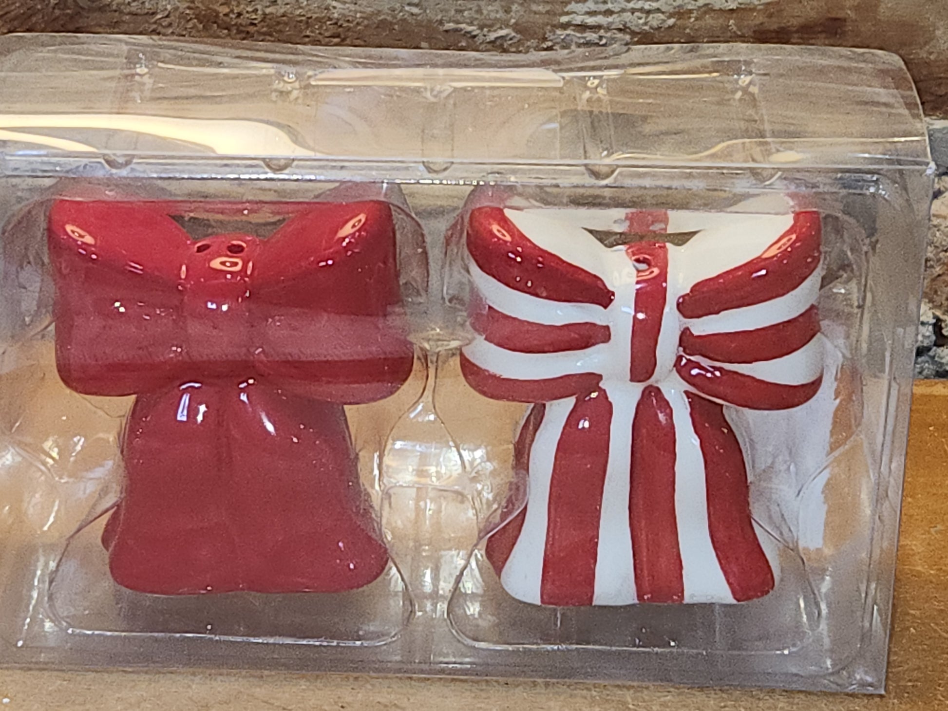 Salt and Pepper Shakers Ribbons Bows Red and Stripped sp13
