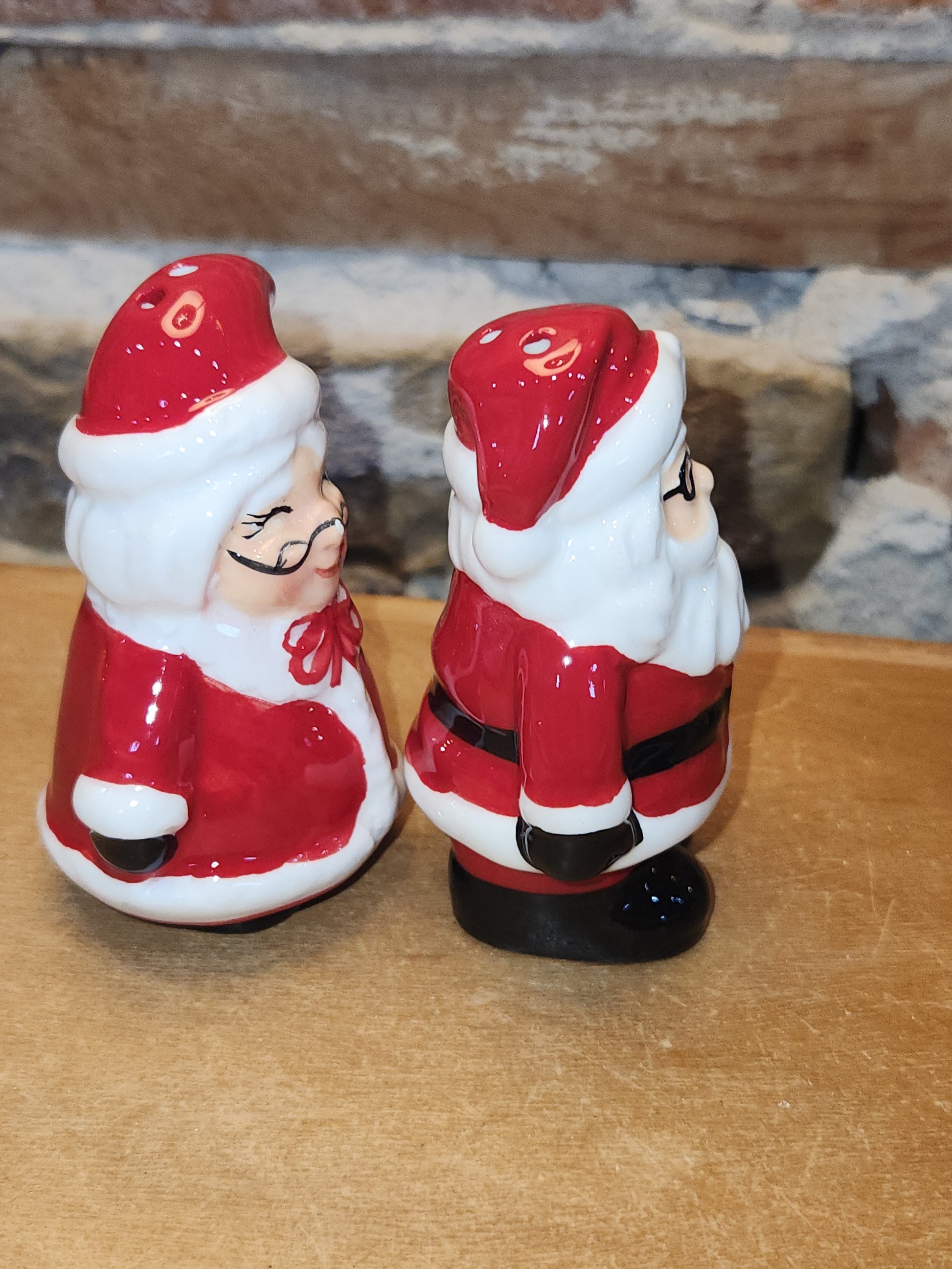 Salt and Pepper Shakers Santa and Mrs Claus sp14