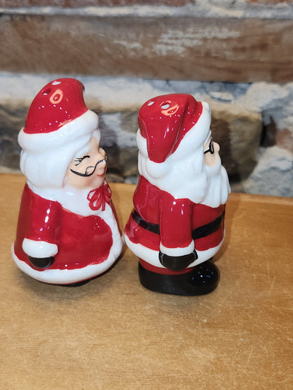 Salt and Pepper Shakers Santa and Mrs Claus sp14