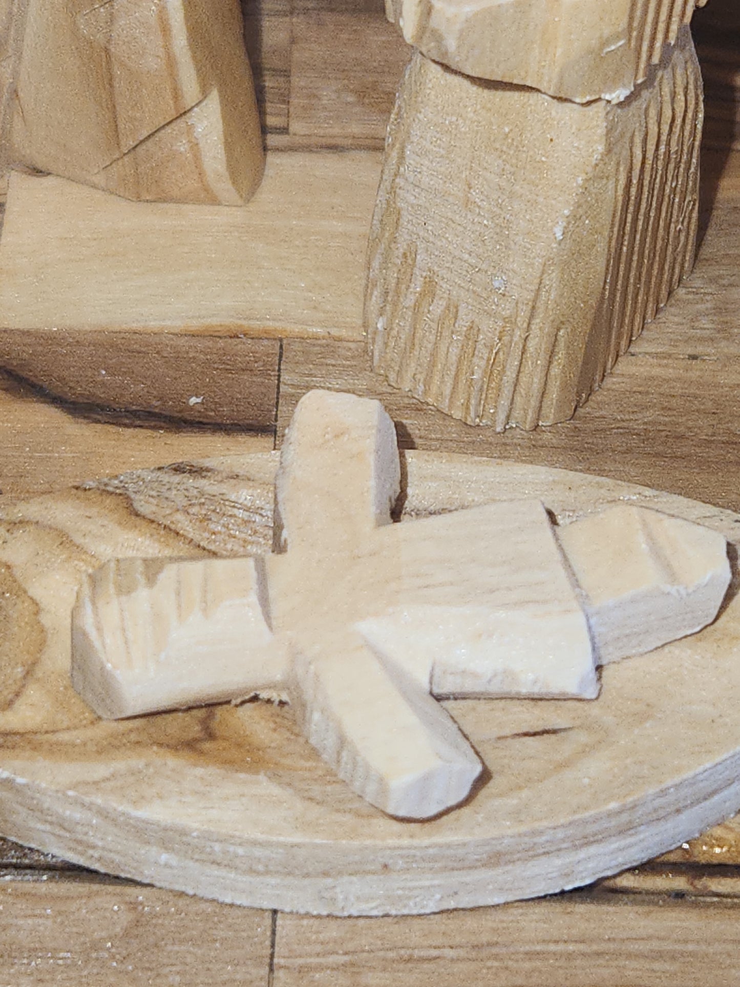 Mini Stable with hard cut nativity figures nat89